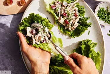 Курица-гриль с виноградом и орехами пекан в хрустящей обертке из салата ромэн